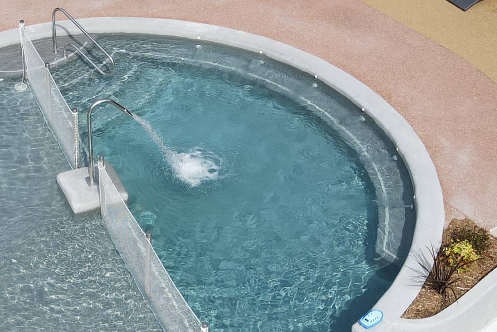 Piscine balnéo Domaine du Coq Rouge
